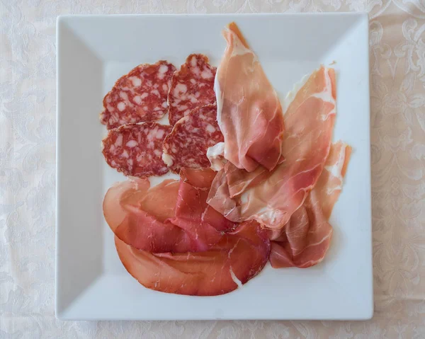 Salami, rå skinka och bresaola från ovan — Stockfoto