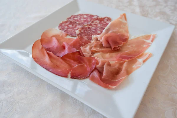 Salami, rå skinka och bresaola — Stockfoto