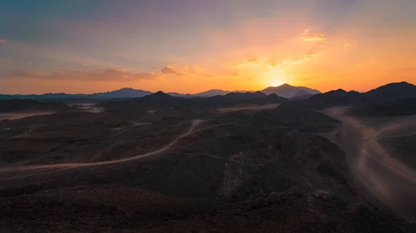 Egyptské poušti s horami při západu slunce — Stock fotografie