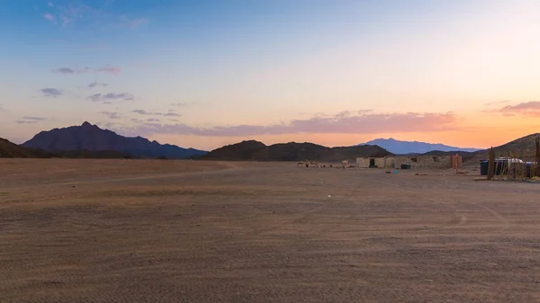 Desert nomad chaty při západu slunce — Stock fotografie