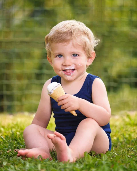 Bambino ragazzo mangiare gelato — Foto Stock