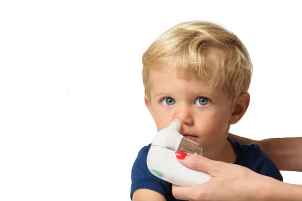 Mamá usando niños aspirador nasal eléctrico — Foto de Stock