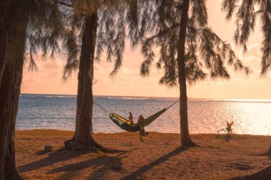 Yalnız kadın hamakta okuma