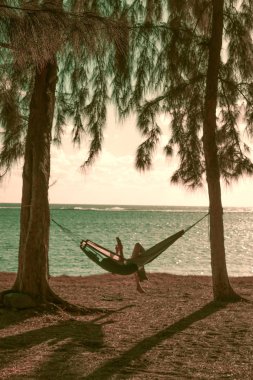 Kadın hamakta yalnız okuma