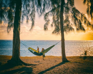 Gün batımında hamakta okuma tablet