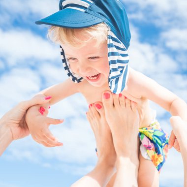 Annesi onu bebek atar