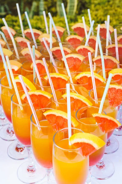 橙汁混合在一个杯子 — 图库照片