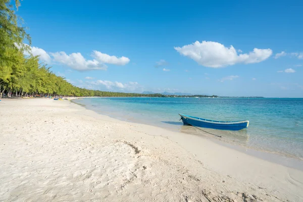 Vis boot op geweldig strand — Stockfoto