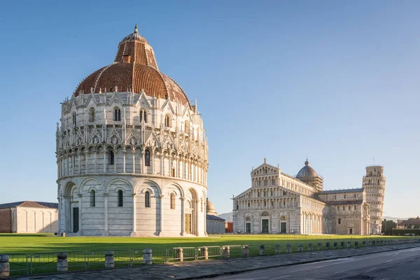 Pisa Baptistery, the Pisa Cathedral and the Tower of Pisa — Stock Photo, Image