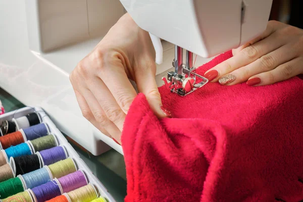 Mujer joven cosiendo con máquina de coser — Foto de Stock