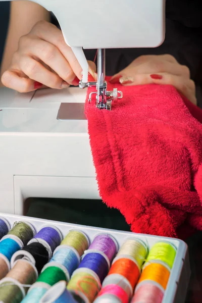 Young woman and sewing machine — Stock Photo, Image