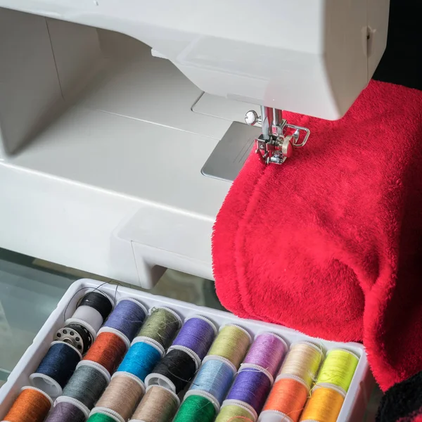Máquina de coser blanca y accesorios de costura — Foto de Stock