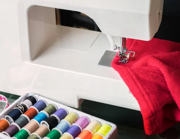 Máquina de coser blanca y tela — Foto de Stock