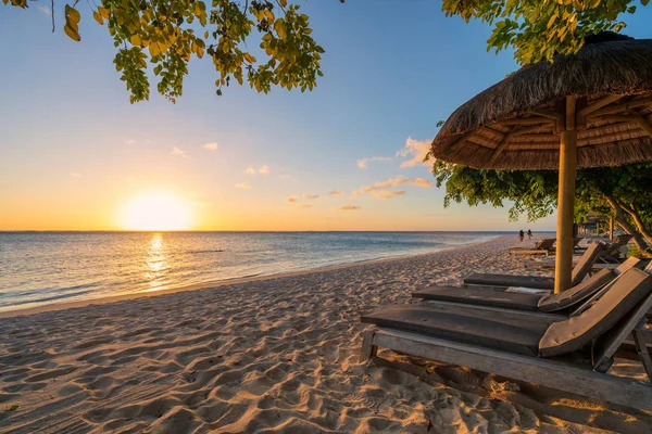 Hermosa playa al atardecer —  Fotos de Stock