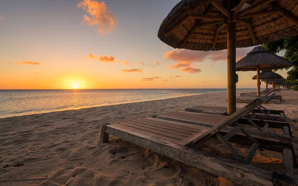 Fantastisk solnedgång stranden på Mauritius — Stockfoto