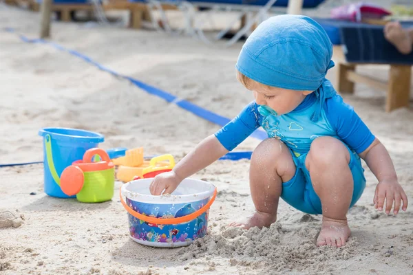 Niño juega en la playa — Foto de Stock