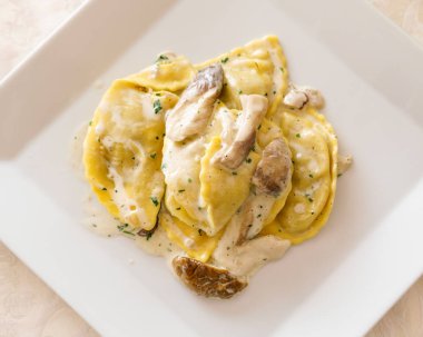 Ravioli Porcini ve krema sos ile