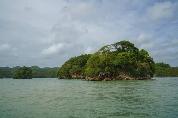 Costa é pontilhada com pequenas ilhotas península de Samana — Fotografia de Stock