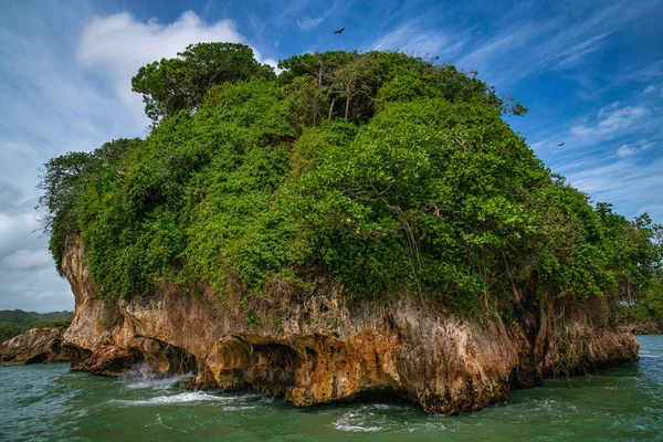 Costa é pontilhada com pequenas ilhotas — Fotografia de Stock