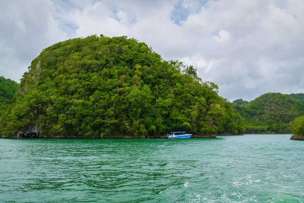 Barco ancorado perto da exótica ilha tropical — Fotografia de Stock