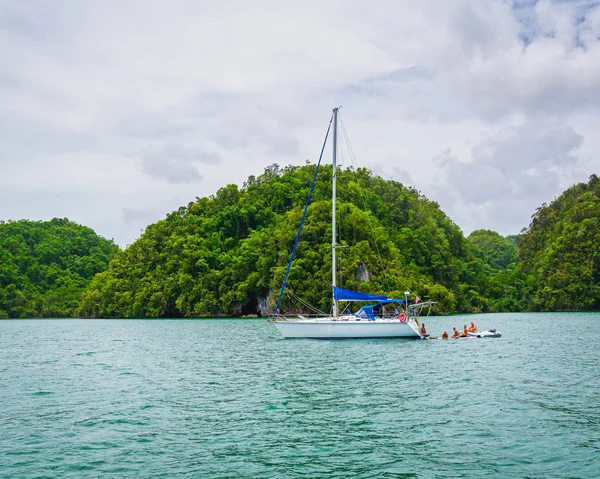 South of Samana luxury boat anchored — Stock Photo, Image