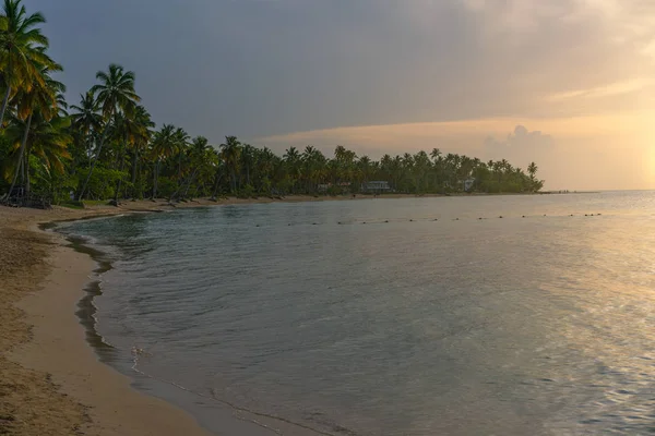Krásná pláž Bahia Principe při západu slunce — Stock fotografie
