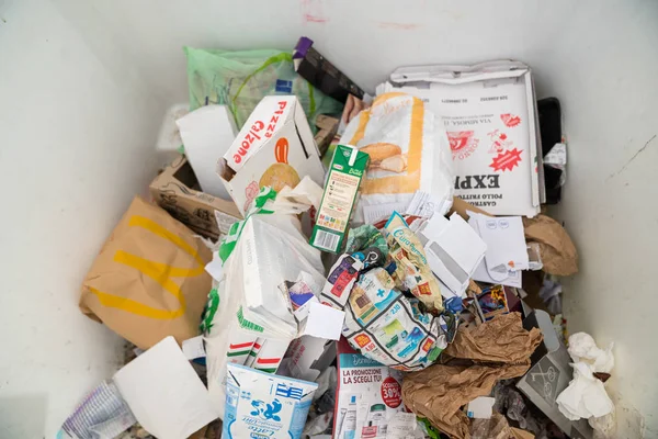 Basurero blanco lleno de papel de basura — Foto de Stock