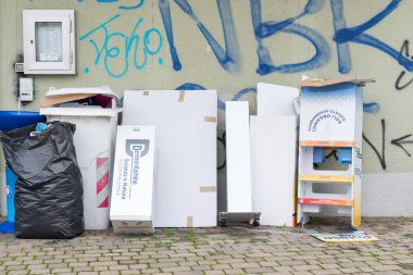 Çöp kağıdı dolu beyaz çöp bidonu