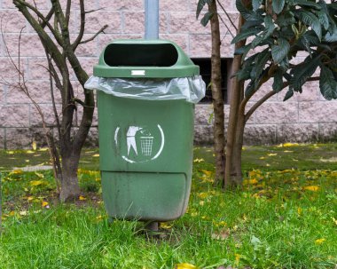 Yeşil çöp bidonu.