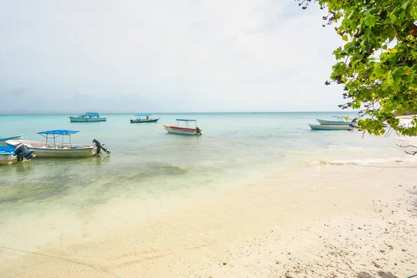 Lodě kotvící v malém přístavu Cayo Levantado — Stock fotografie