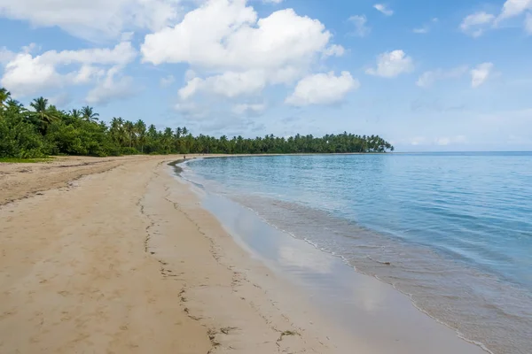 Prachtig tropisch strand met zeezand en blauwe lucht — Stockfoto