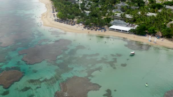 Légi kilátás a trópusi strandra — Stock videók
