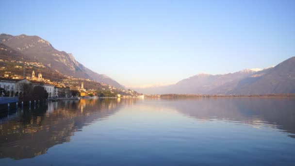 Geweldig uitzicht op het meer van Iseo vanuit de stad Lovere — Stockvideo