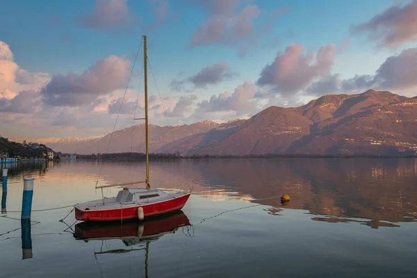 Nice view of red boat on stunning mountain Iseo lake — Stock Photo, Image