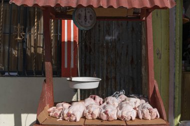 Piyasada çiğ tavuk satılıyor.