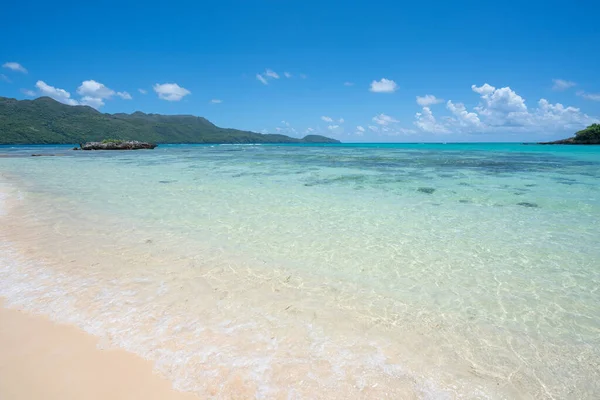 Utsikt Över Exotisk Strand Med Hav Sand Och Blå Himmel — Stockfoto