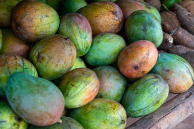 Tropikal pazar yeri, Samana yarımadası, Dominik Cumhuriyeti 'ndeki markette kırmızı ve yeşil mango yığını.