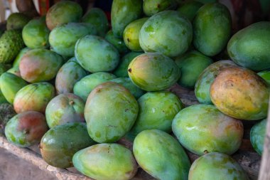 Tropikal pazar yeri, Samana yarımadası, Dominik Cumhuriyeti 'ndeki markette kırmızı ve yeşil mango yığını.