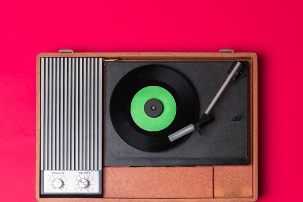 Retro Vinylspeler Draagbaar Een Rode Achtergrond Entertainment Jaren Luister Naar — Stockfoto