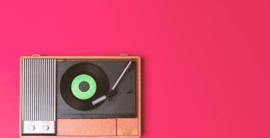 Retro vinil çalar ve kırmızı arka planda döndürülebilir. Eğlence 70 'ler. Müzik dinle. Üst görünüm.