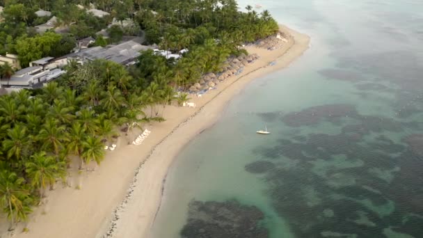 Drone vista de las olas del océano y la playa caribeña de arena — Vídeos de Stock