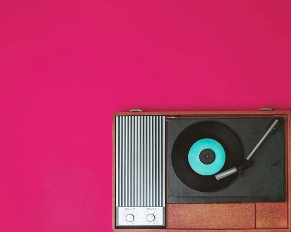 Alter Plattenspieler Und Plattenspieler Auf Fuchsiafarbenem Hintergrund Unterhaltung 70Er Jahre — Stockfoto