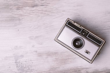 Retro klasik 35 mm fotoğraf makinesi gri arkaplanda