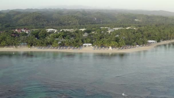 Drohnenblick auf Meer, Sonnenschirme und karibischen Sandstrand — Stockvideo