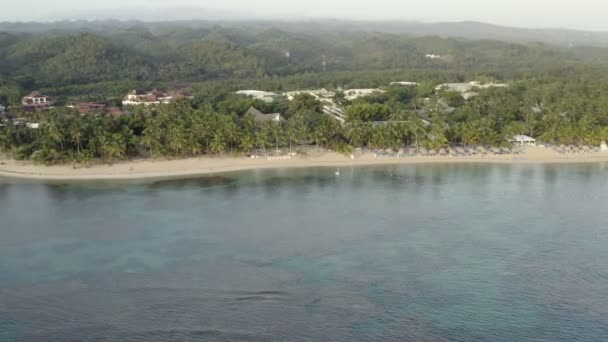 Drone vista del océano, sombrillas y playa caribeña de arena — Vídeos de Stock