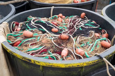 Balıkçılık gününden sonra, Liguria İtalya 'nın Varazze limanının rıhtımındaki büyük plastik kutunun içindeki balık ağları..