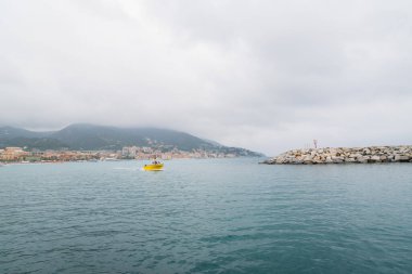 Sarı balıkçı teknesi İtalya, Liguria, Varazze limanına dönerken.