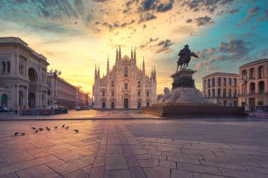 Duomo, Milan Gotik Katedrali gündoğumunda, İtalya, Avrupa. Kopya-uzay ile yatay fotoğraf.