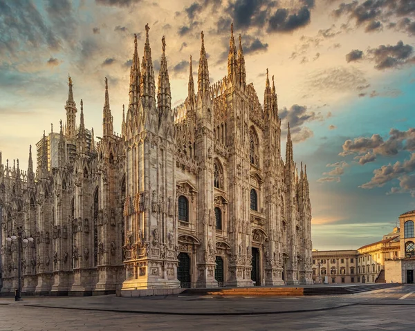 Duomo, Milan Gotik Katedrali gündoğumunda, İtalya, Avrupa. Kopya-uzay ile yatay fotoğraf.