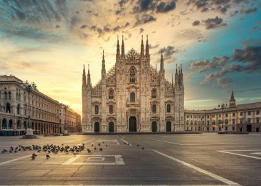 Duomo, Milan Gotik Katedrali gündoğumunda, İtalya, Avrupa. Kopya-uzay ile yatay fotoğraf.